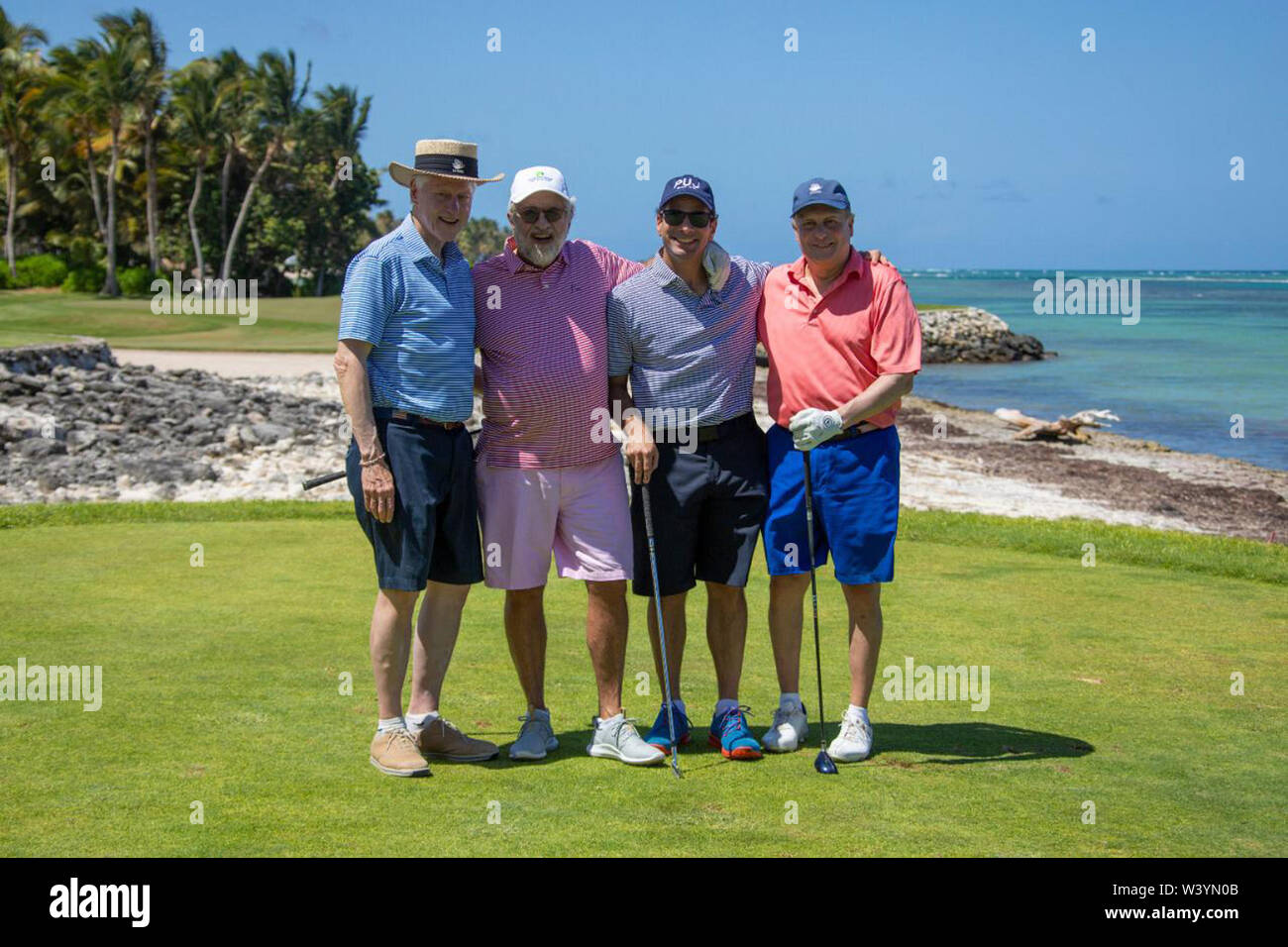 PUNTA CANA - Rep. Dom - 17 de julio: el ex presidente estadounidense Bill Clinton visto jugar al golf durante sus vacaciones en el Puntacana Resort & Club el 17 de julio de 2019 en Punta Cana, República Dominicana. Crédito: El Ministerio de Turismo de República Dominicana/MediaPunch Foto de stock