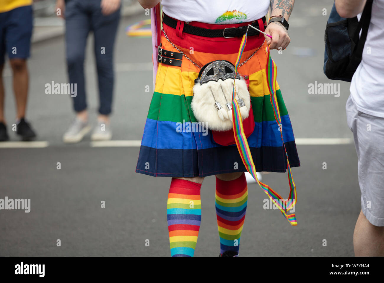 Londres, Reino Unido - 6 de julio de 2019: un hombre vestido con una falda  escocesa en el orgullo gay la bandera del arco iris de colores Fotografía  de stock - Alamy