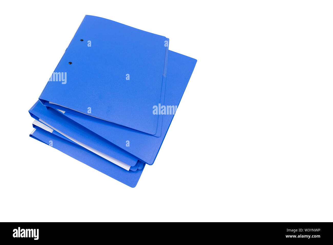 Carpeta de archivos azul la retención de contratos aislados sobre fondo blanco, el concepto de espacio de copia de suministros de oficina. Foto de stock