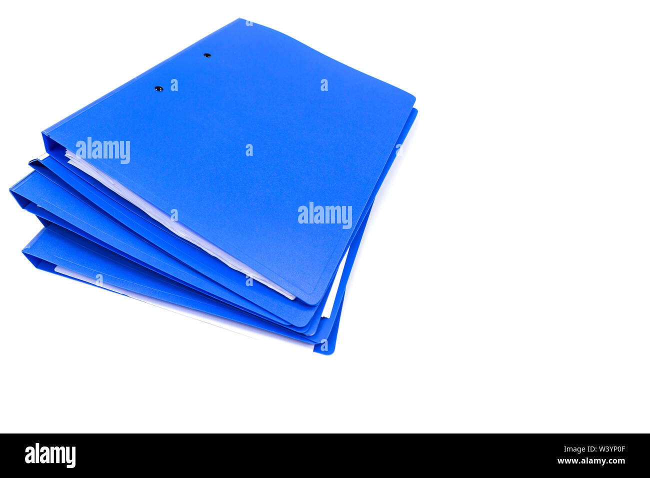 Carpeta de archivos azul la retención de contratos aislados sobre fondo blanco, el concepto de espacio de copia de suministros de oficina Foto de stock