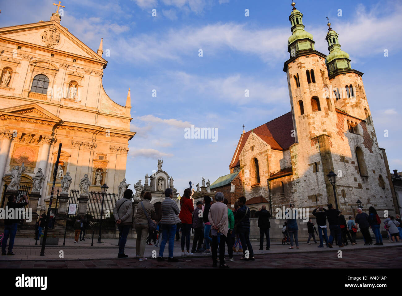 Personas se reunieron en frente de la Iglesia Católica Romana Iglesia de San Pedro y san Pablo en la calle Grodzka en Cracovia.Old Town está clasificada como un sitio del Patrimonio Mundial de la UNESCO desde 1978. Foto de stock