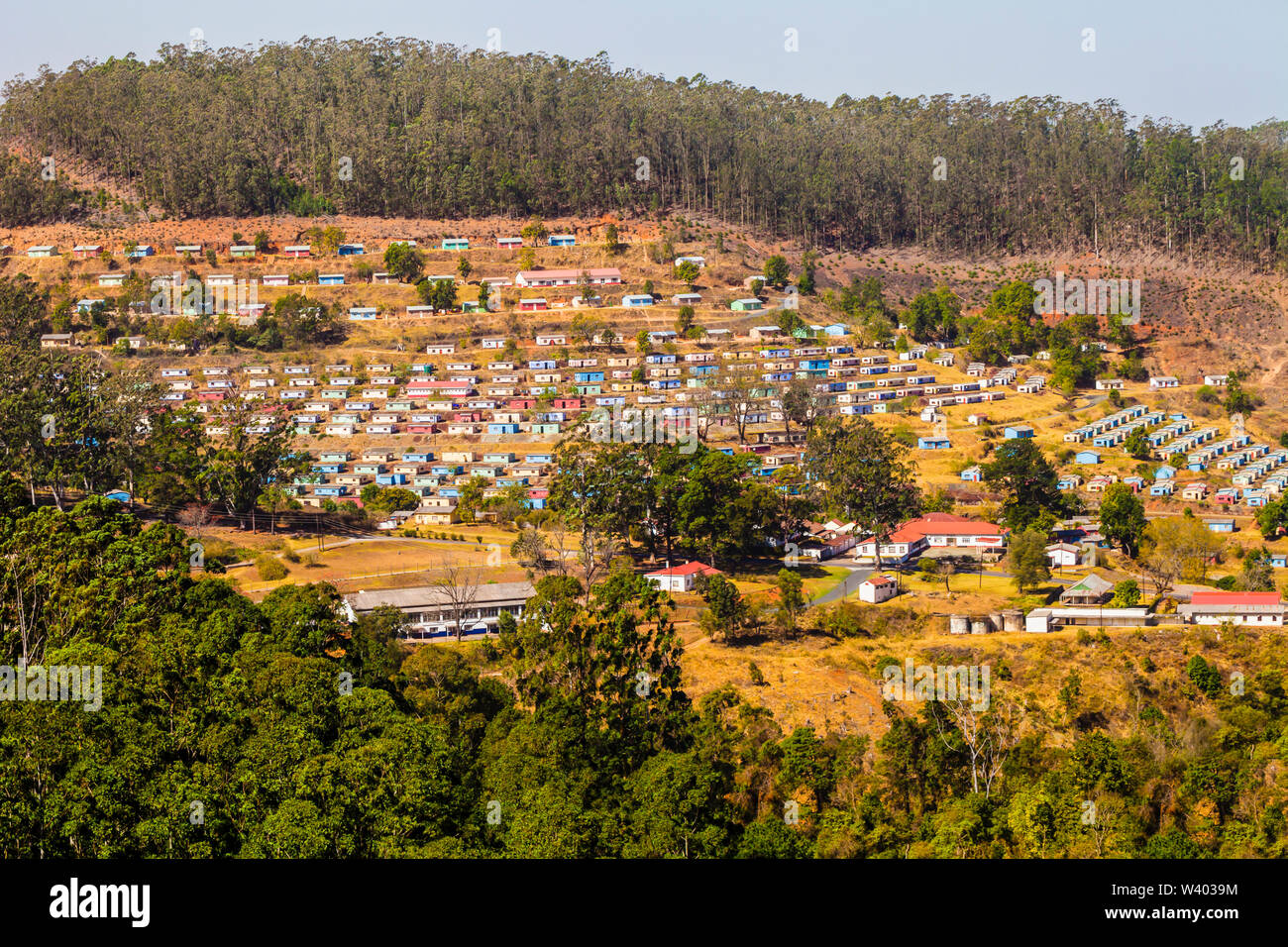 Vista panorámica del pueblo típico con coloridas casas dispuestas en forma geométrica, Swazilandia, Sudáfrica Foto de stock