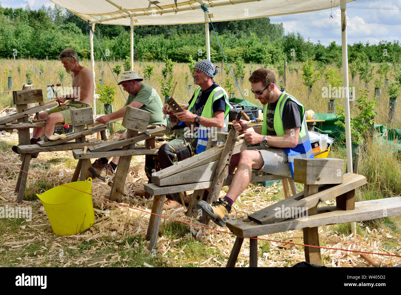 Las personas con caballos y drawknives afeitado tradicional para producir estacas utilizadas en el bloqueo de las articulaciones en la construcción de marcos de madera Foto de stock