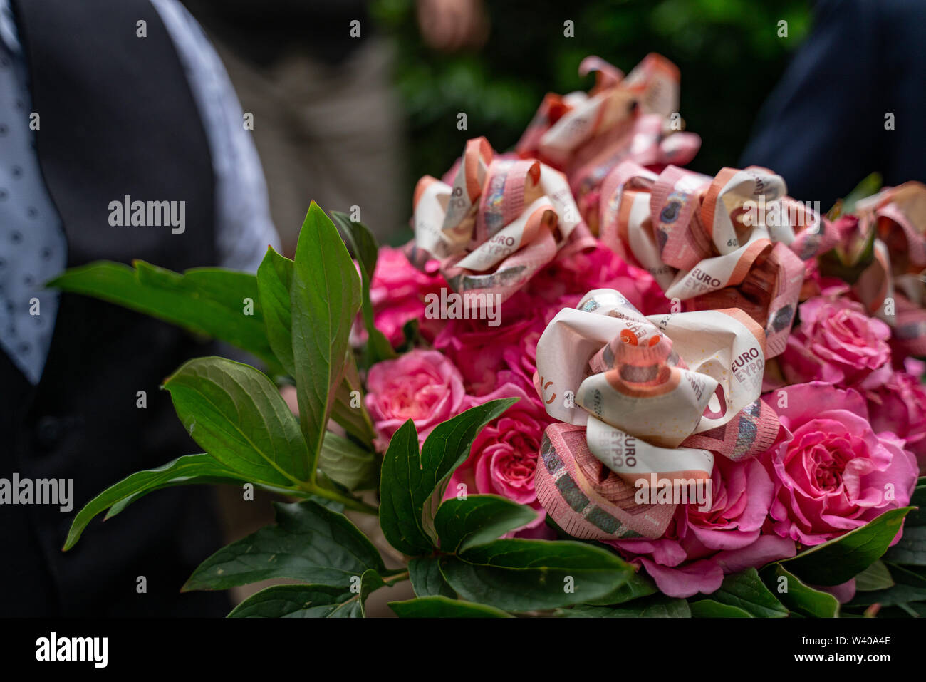 Precioso ramo de rosas y el origami hechas de billetes. Flor de dinero  efectivo de origami. Concepto de regalo financiero Fotografía de stock -  Alamy