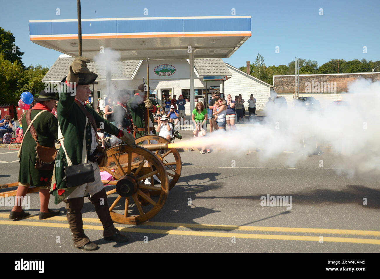 Un canon se dispararon durante las celebraciones del Día del Trabajo en Northfield, Vermont, EE.UU.. Foto de stock
