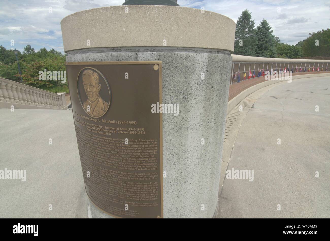 Una placa del General George C. Marshall da la bienvenida a los visitantes del National D-Day Memorial en Bedford, Virginia. Foto de stock