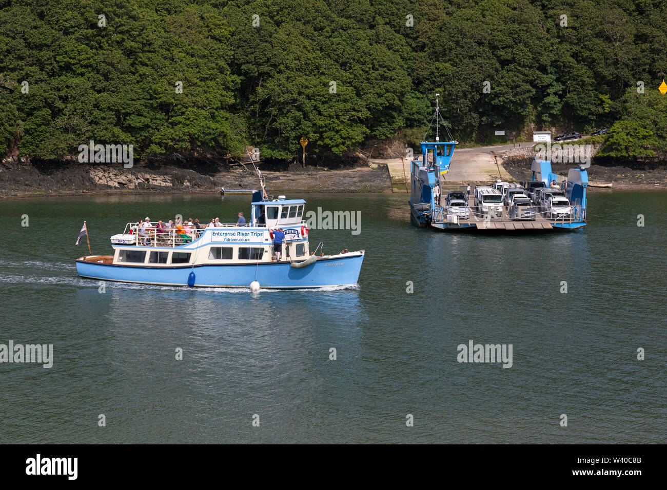 El rey Harry cadena vehicular ferry, y una empresa, viajes en barco, barco de pasajeros en el río Fal EstuaryCornwall, Inglaterra. Foto de stock