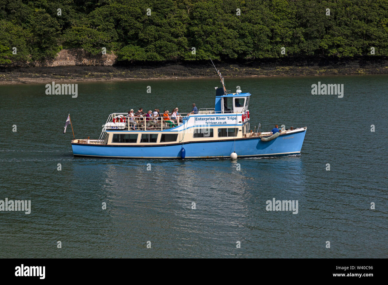 Un pequeño barco de pasajeros perteneciente a la empresa Viajes de Río, en el estuario del río Fal en Cornwall, Inglaterra. Foto de stock