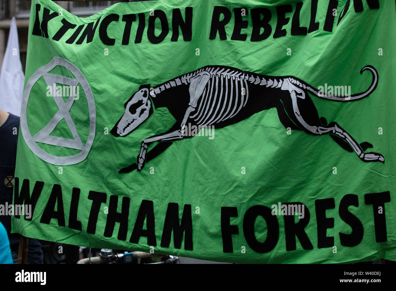 Londres, Reino Unido. El 15 de julio de 2019. Extinción Rebellion Waltham Forest Banner en la acción por el clima de protesta en frente de las Cortes Reales de la ley en el Strand, Londres. Crédito: Joe Kuis / Alamy Noticias Foto de stock