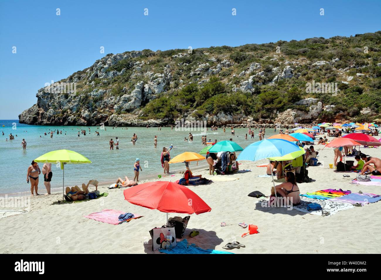 La playa y la ensenada de Cala en Porter en un día caluroso y soleado, Menorca, Islas Baleares España Europa UE Foto de stock