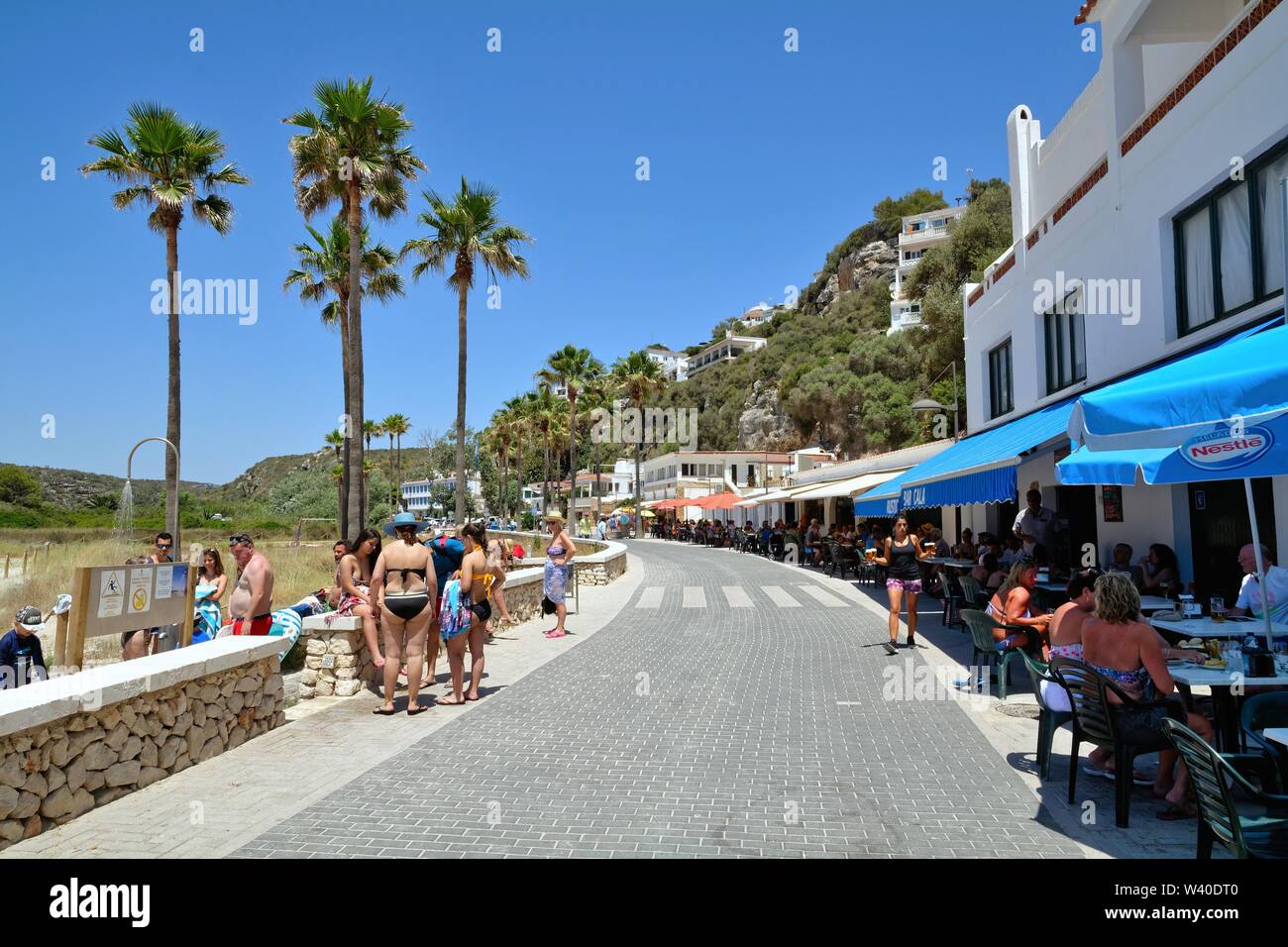 Bares y restaurantes junto a la playa de Cala en Porter Menorca Islas Baleares España Europa Foto de stock