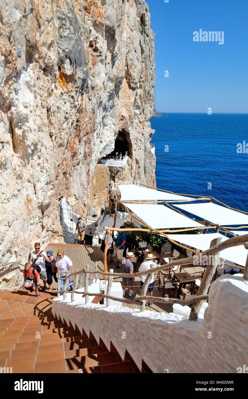 El borde del acantilado y natural Cuevas de Xoroi Cala en Porter Menorca Islas Baleares España Europa Foto de stock