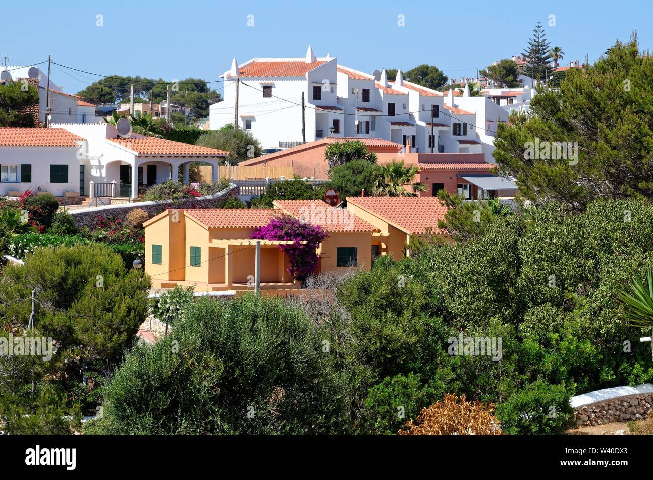 Casas privadas españolas en Cala en Porter, Menorca, Islas Baleares España Europa Foto de stock