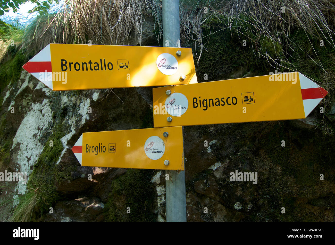 Algunos ruta de senderismo señal capturada en la aldea de Bignasco en el hermoso Valle de Maggia en Tesino, Suiza Foto de stock