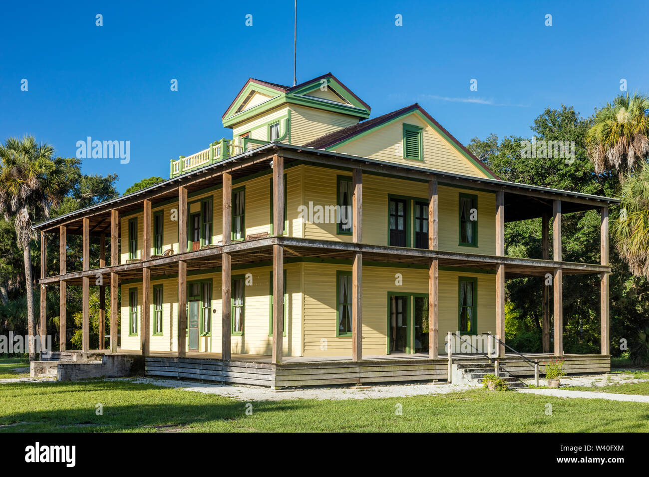 El edificio del Tribunal de planetarios (B). 1904) en los terrenos del asentamiento histórico Koreshan - una comuna utópica del siglo XIX, Estero, Florida, EE.UU. Foto de stock