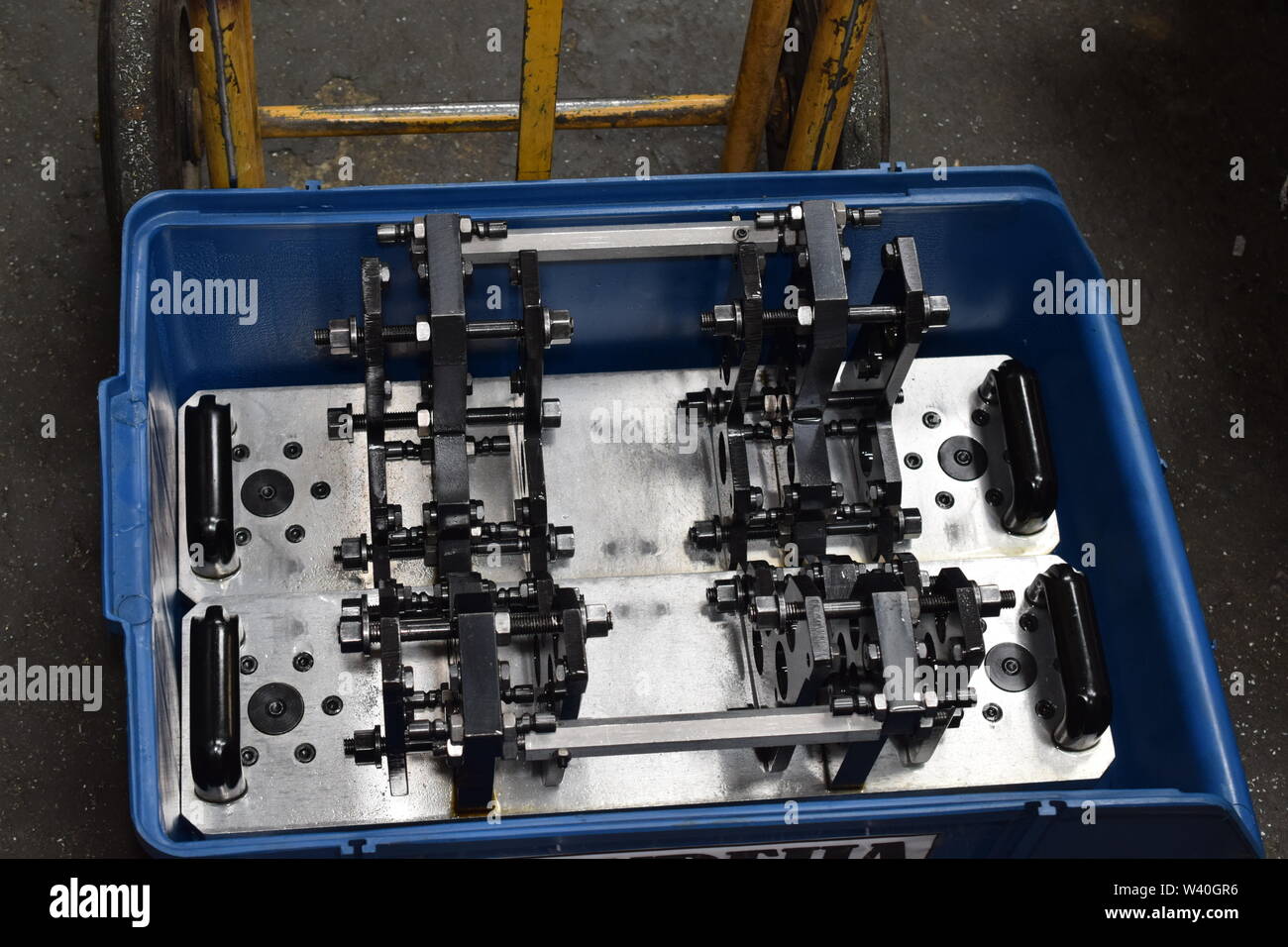 Preparación de piezas de aerógrafo y la pistola para torno CNC mecanizado. Piezas para máquinas CNC. Foto de stock