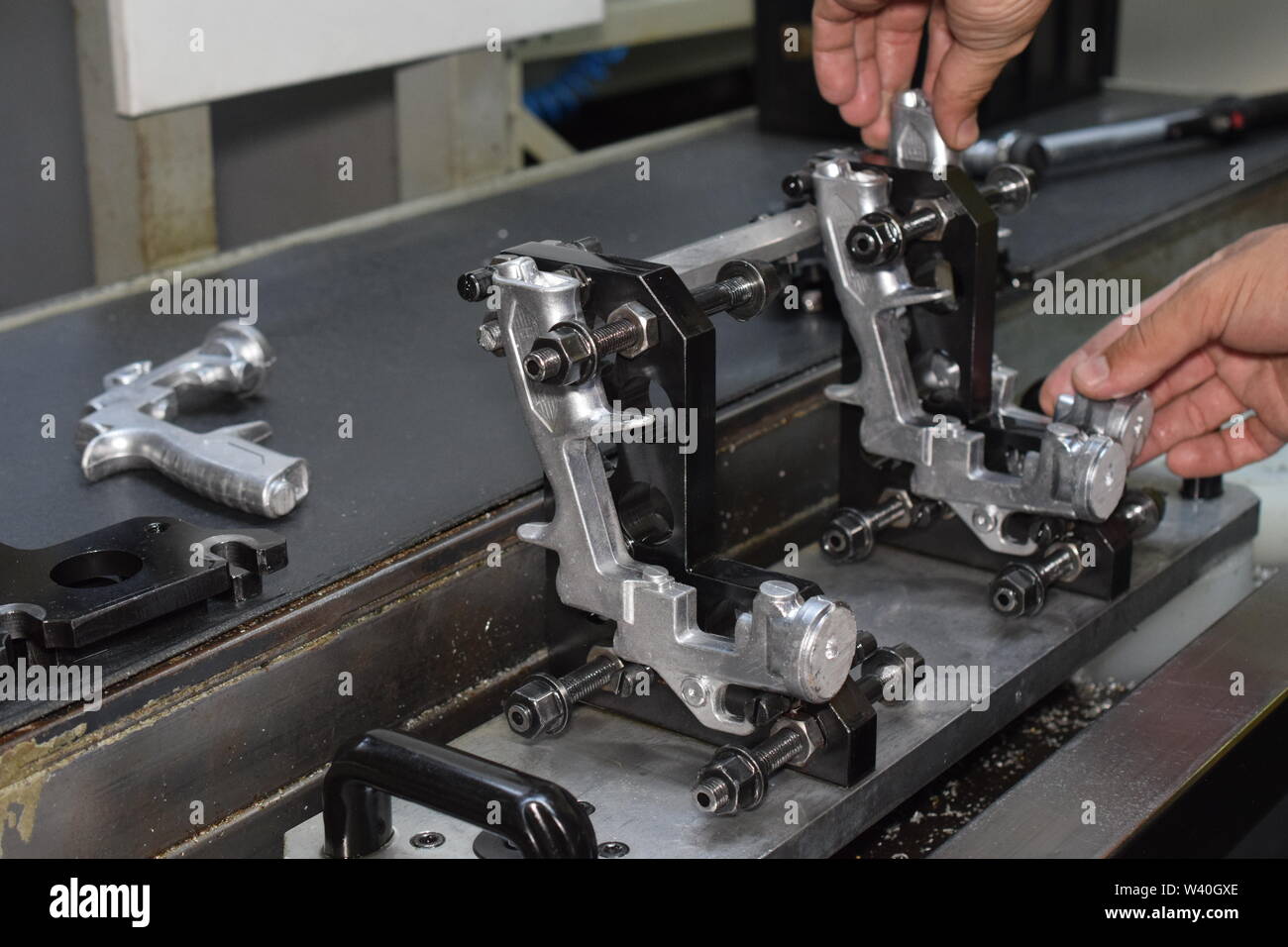 Preparación de piezas de aerógrafo y la pistola para torno CNC mecanizado. Piezas para máquinas CNC. Foto de stock