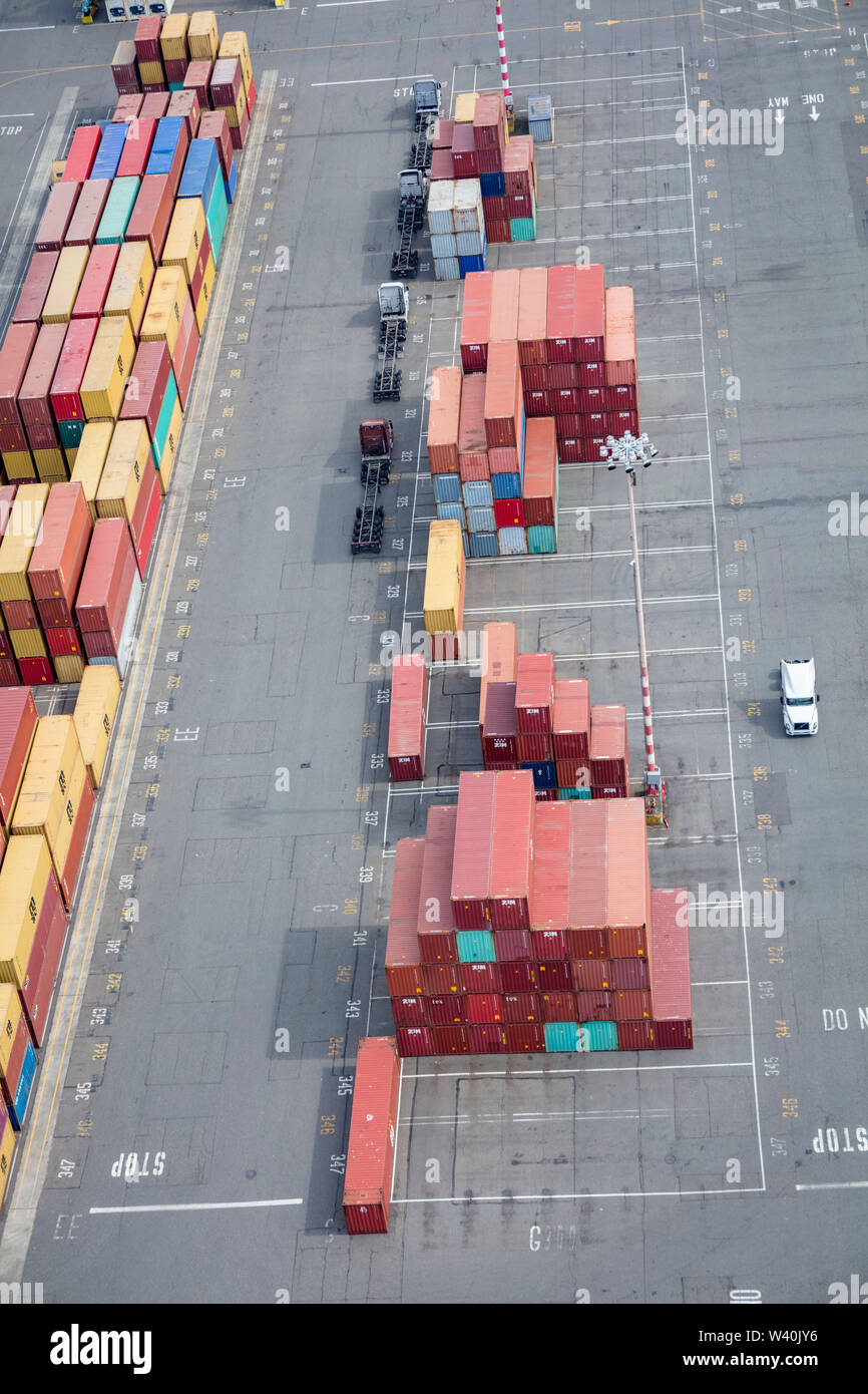 Vista aérea de los contenedores en la terminal 5 carga marítima mundial, Puerto de Seattle, sodomías, Seattle, Washington, EE.UU. Foto de stock