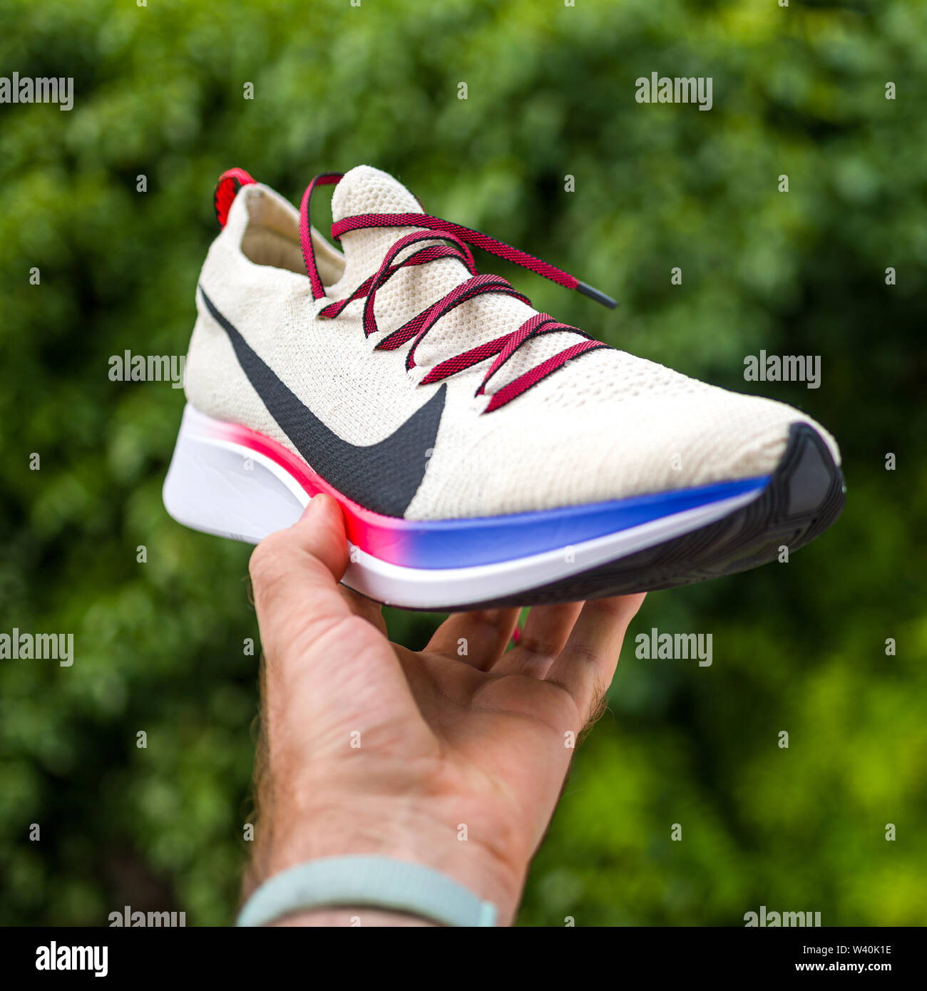 Impresionismo Ewell Ligero París, Francia - Jul 8, 2019: el atleta hombre mano sujetando presentando  nuevas zapatillas Nike Zoom Fly Flyknit contra fondo verde - Vista frontal  de la nueva zapatilla Fotografía de stock - Alamy