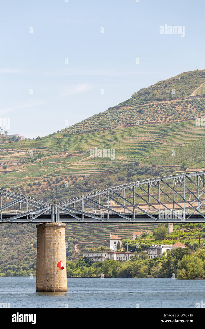 Pinhão village en Alto Douro Vinhateiro, Ribera del Duero, puente y viñedos. Foto de stock