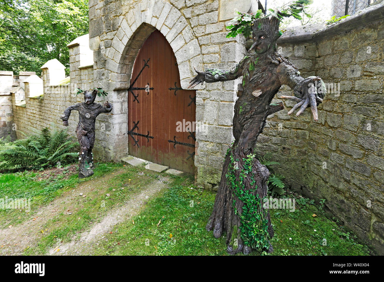 Arte Geek - Bodypainting cumple SciFi, fantasía y más: Cuento de Hadas photoshooting con modelo Maria y Enrico como árboles en el castillo de Marienburg en Pattensen - Un proyecto del fotógrafo y el bodypainter Tschiponnique Skupin Enrico Lein Foto de stock