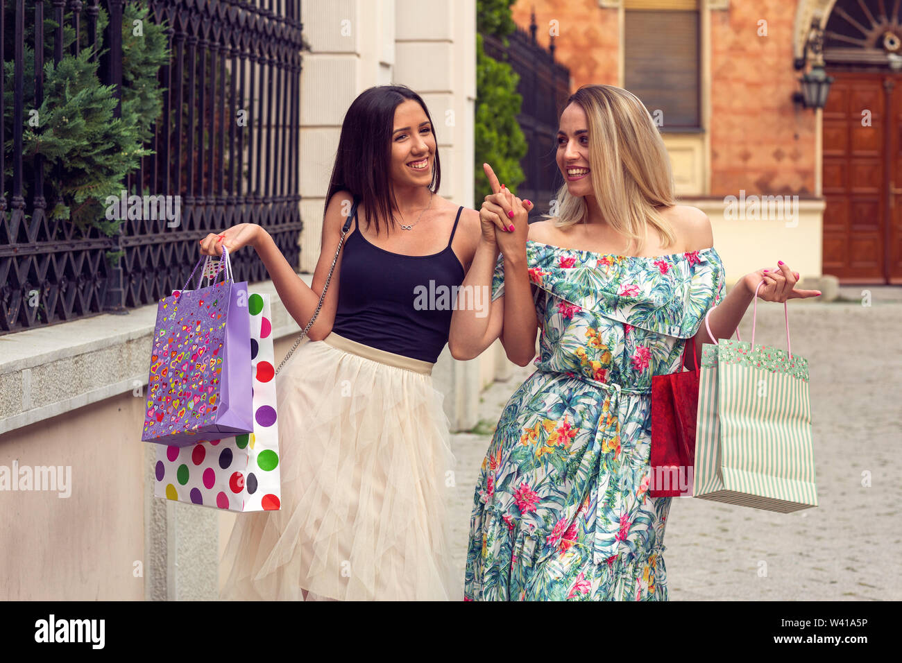 Felicidad, amigos, venta y divertido concepto-sonriente joven novia con bolsas de la compra. Foto de stock