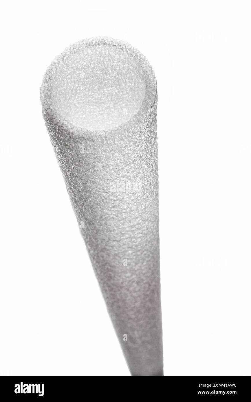 Un tubo de espuma de polietileno extruído blanco aislado sobre fondo blanco  Fotografía de stock - Alamy