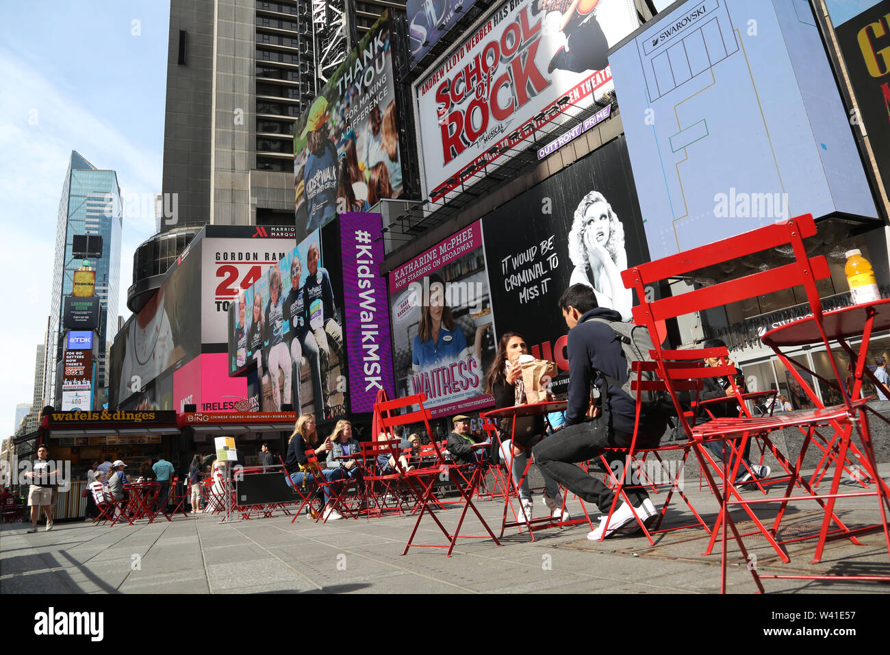 Mesas al aire libre en la plaza Times Square de Manhattan Foto de stock