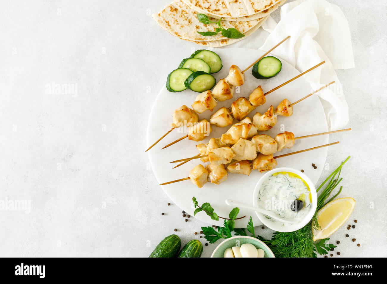 En brochetas de kebab de pollo a la plancha y salsa de yogur griego