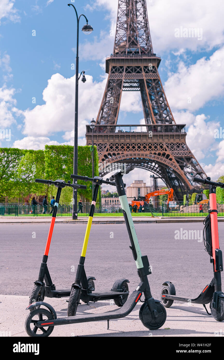 Scooter en la calle de París. Alquiler de coches. La juventud de las modas  y tendencias en tecnología. La Torre Eiffel Fotografía de stock - Alamy