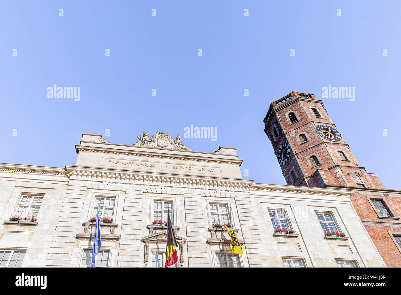 La ciudad de Menen ayuntamiento y campanario con blue sky, Flandes, Bélgica Foto de stock
