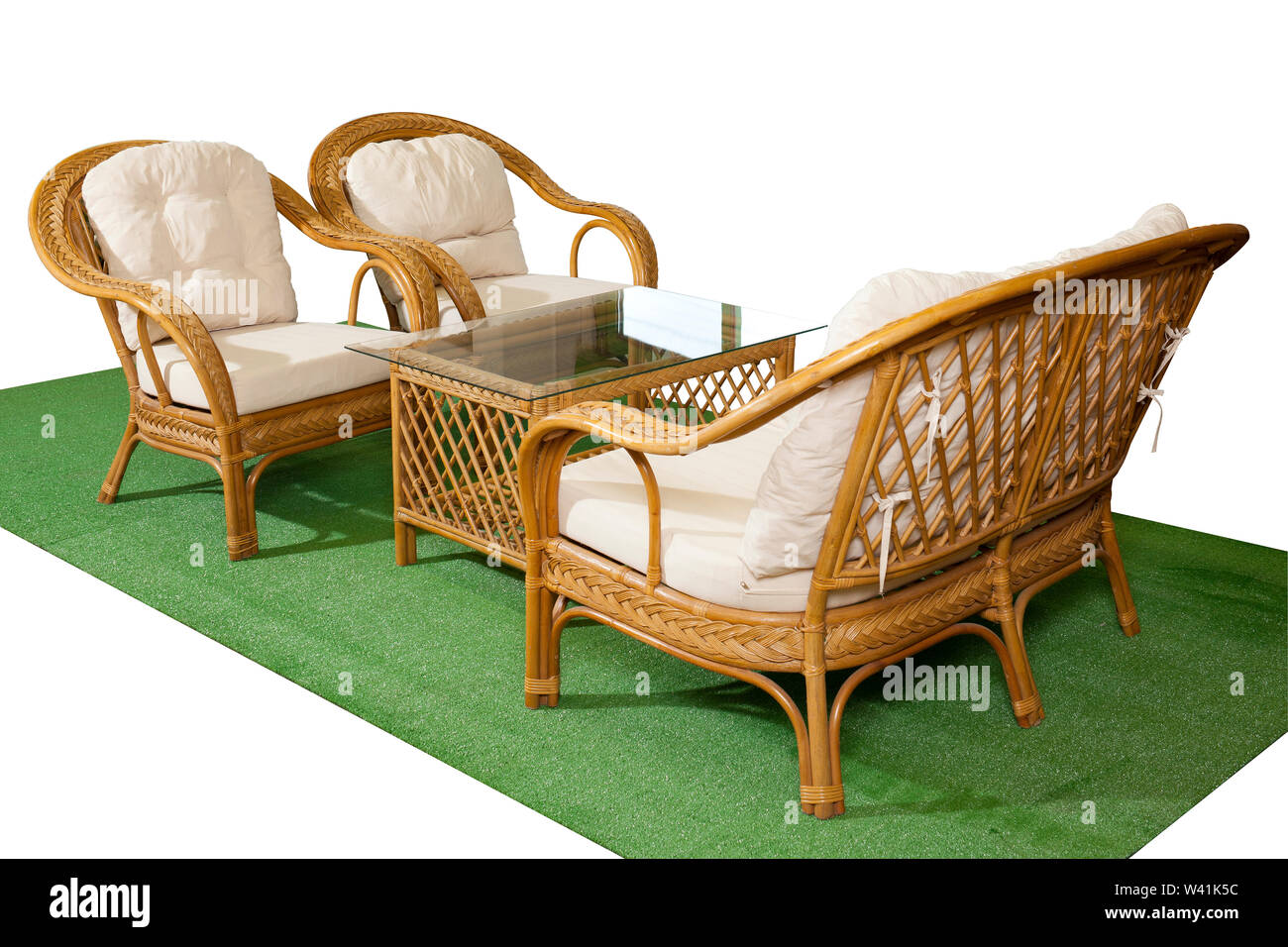 Conjunto de muebles de ratán para terraza y jardín en césped artificial  aislado sobre fondo blanco Fotografía de stock - Alamy
