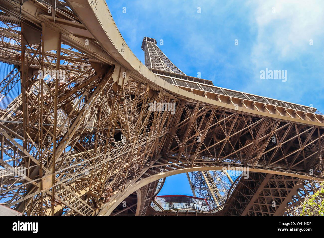 Torre Eiffel contra el cielo azul con nubes, en París, Francia. De abril de 2019 Foto de stock