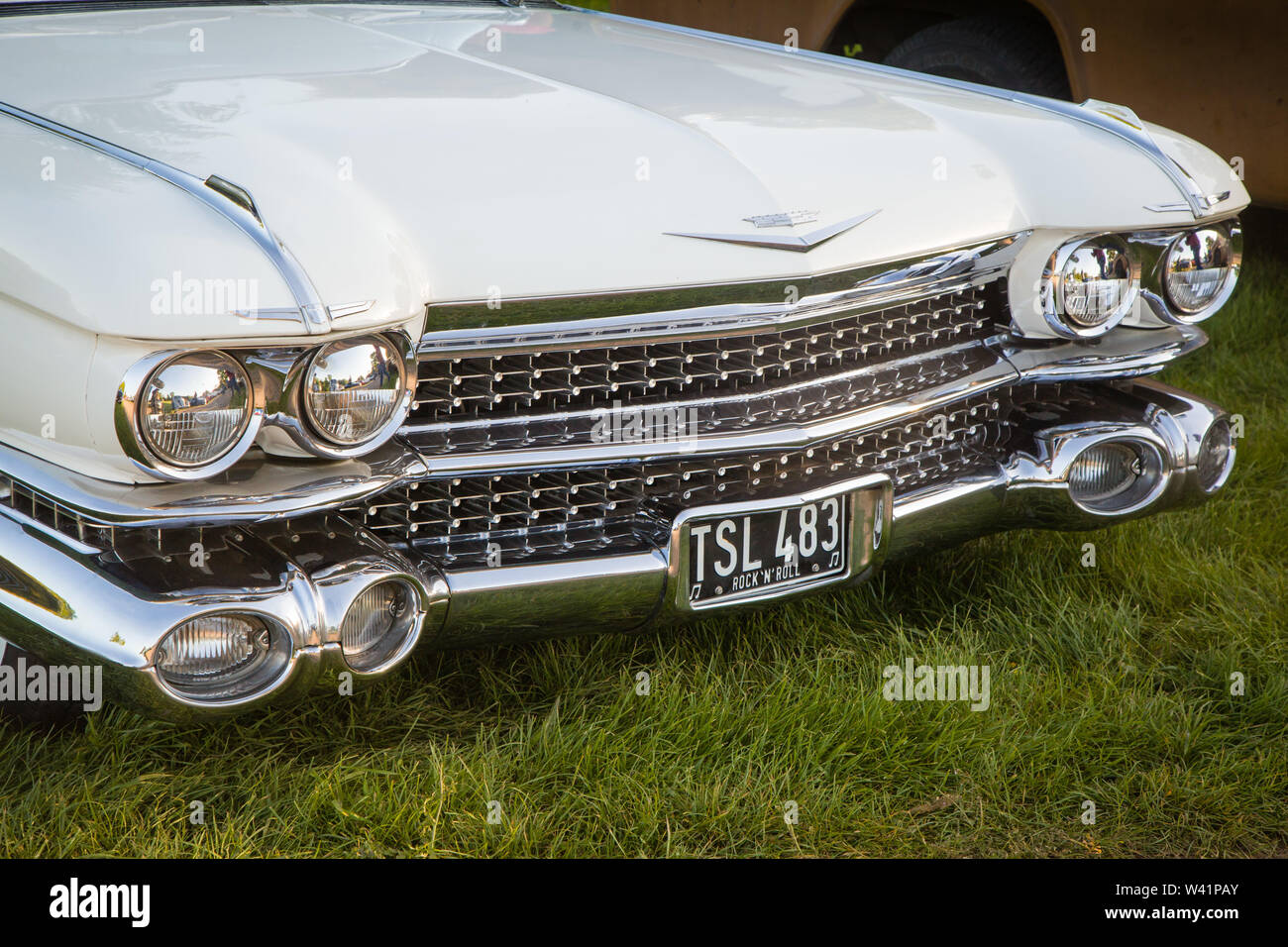 El clásico de cromo en la parrilla delantera de un 1950 American Cadillac Eldorado Foto de stock
