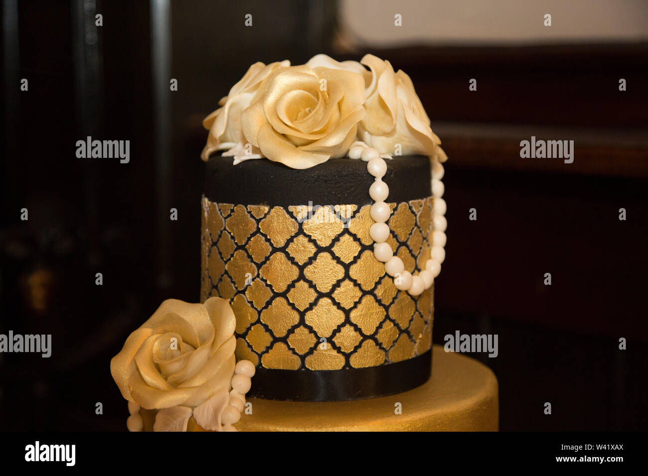 Pastel De Bodas De Oro Fotos E Imagenes De Stock Alamy