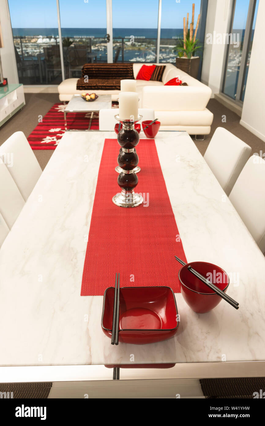 Imagen de una mesa de comedor blanco con detalles en rojo y un hermoso  candelabro Fotografía de stock - Alamy