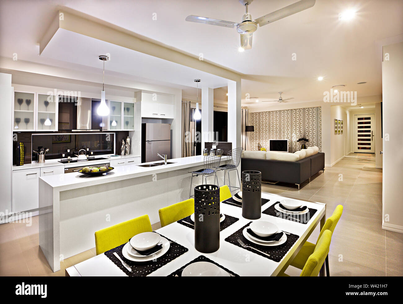 Cocina moderna interior iluminado con luces de noche, el pasillo con piso de baldosa guía para el interior de la casa Fotografía de stock - Alamy Cocina moderna interior iluminado con luces de noche, el pasillo con piso de baldosa guía para el interior de la casa Fotografía de stock - Alamy