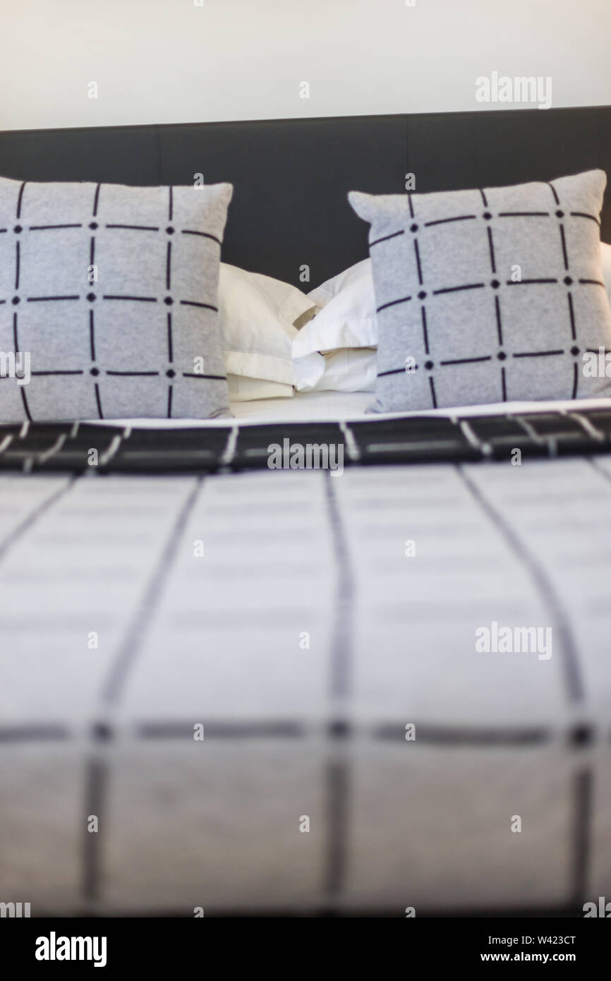 Adición Descuidado comentario Vista de camas cómodas con dos almohadas mantendrá en una cama doble con  caja patrones impresos en ellas Fotografía de stock - Alamy