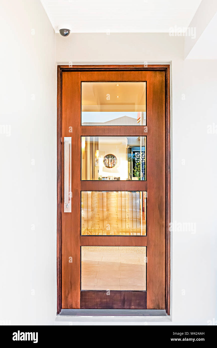 Casa Moderna Entrada A Traves De La Puerta De Madera Cerrada Con