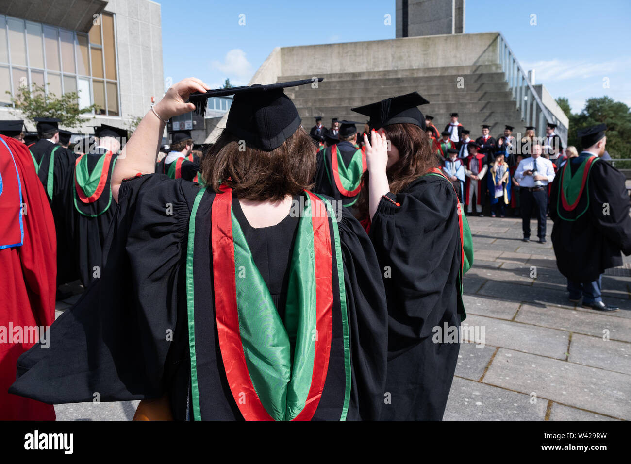 La educación superior en el REINO UNIDO alumnos exitosos en la