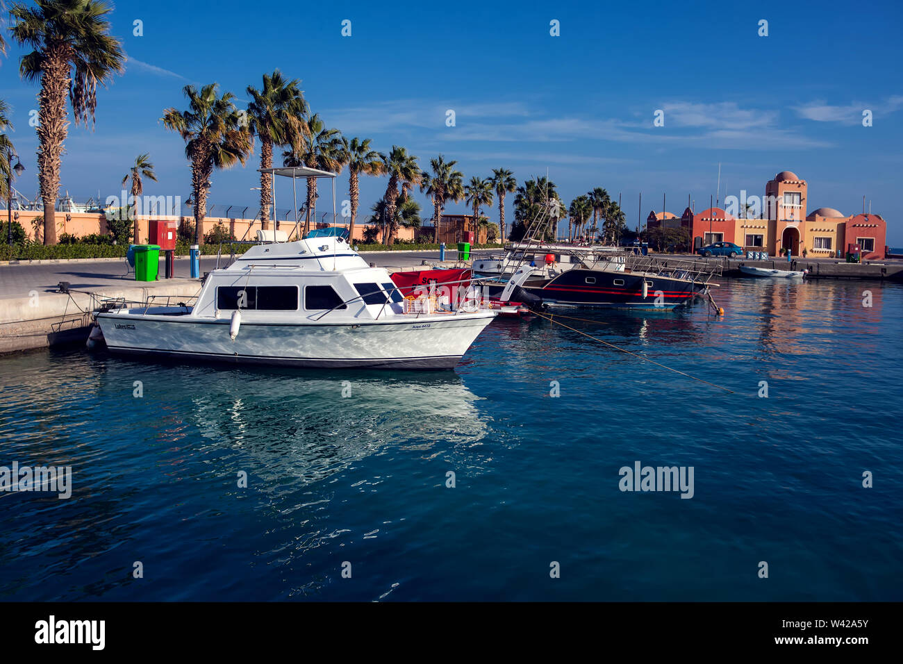 De la ciudad de Hurghada, Egipto - Diciembre 2018 - Yates aparcamiento en la nueva Marina Foto de stock