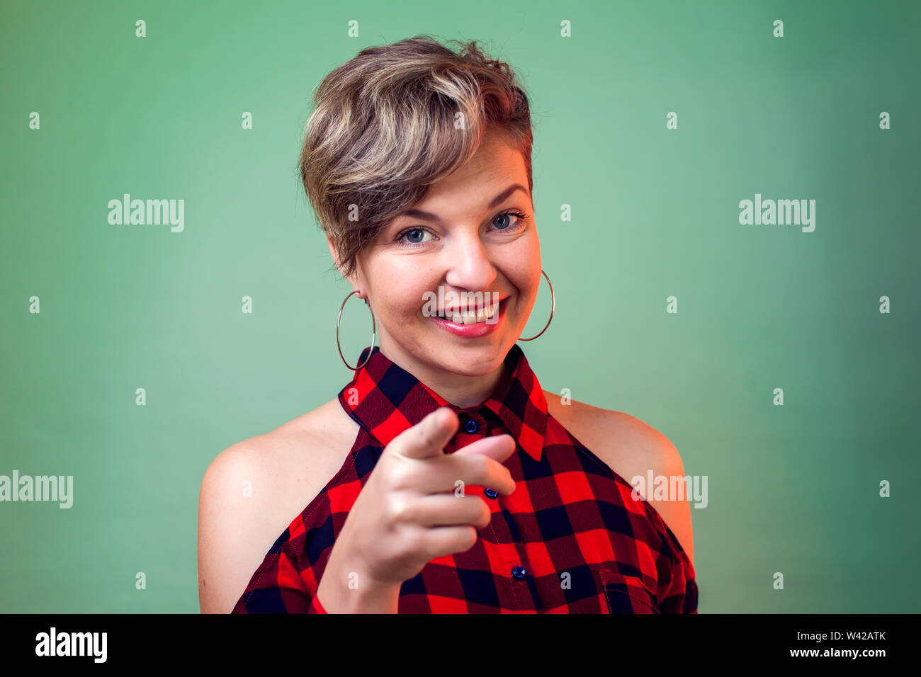 La Gente Feliz Y Emociones Moda Joven Mujer Con Pelo Corto Posando Para La Camara Mientras Se Apunta Hacia Usted Fotografia De Stock Alamy