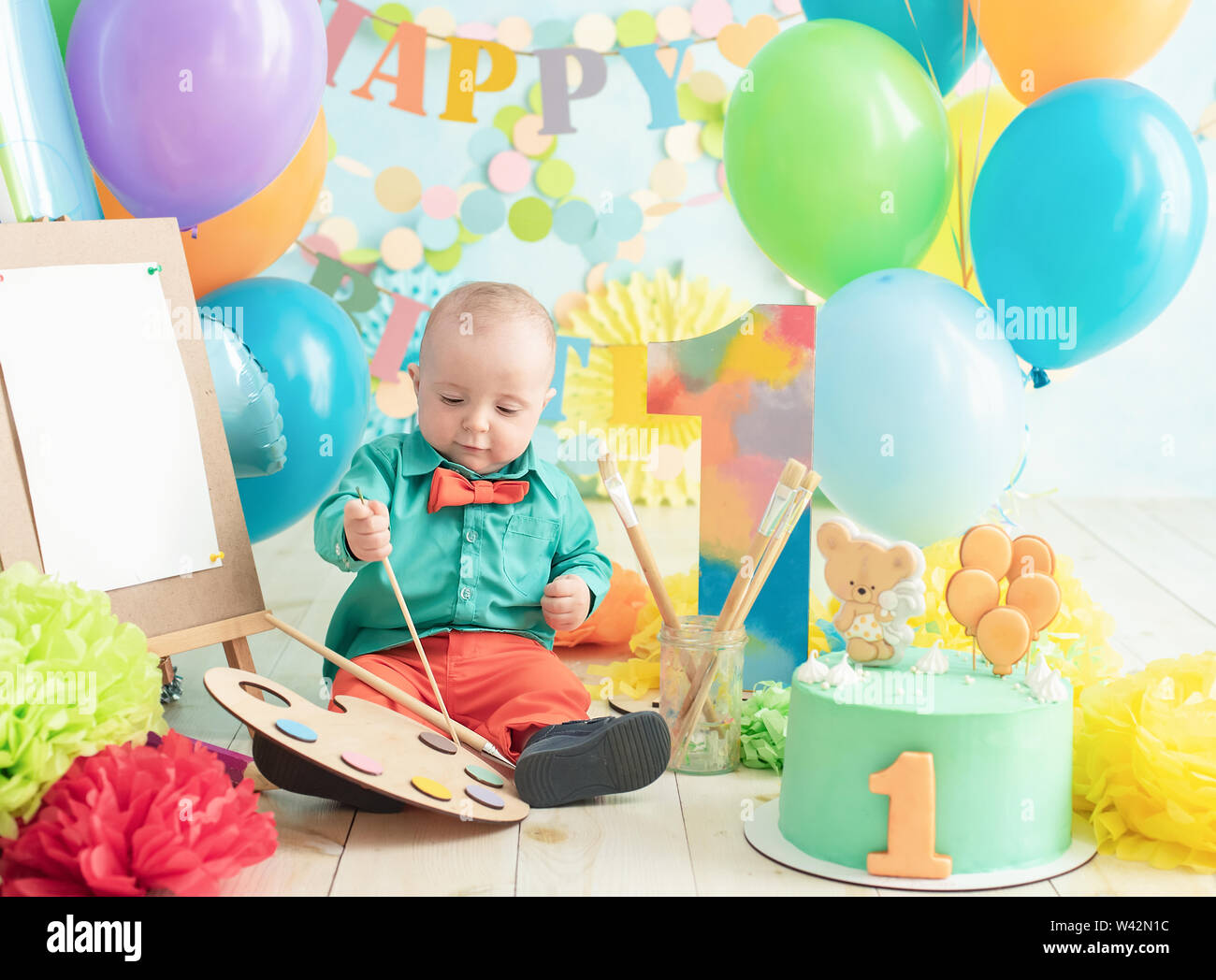 Bebé De 1 Año Celebrando El Primer Cumpleaños En La Habitación. Comiendo  Pastel. Decoración De Cumpleaños Infancia. Fotos, retratos, imágenes y  fotografía de archivo libres de derecho. Image 89709928