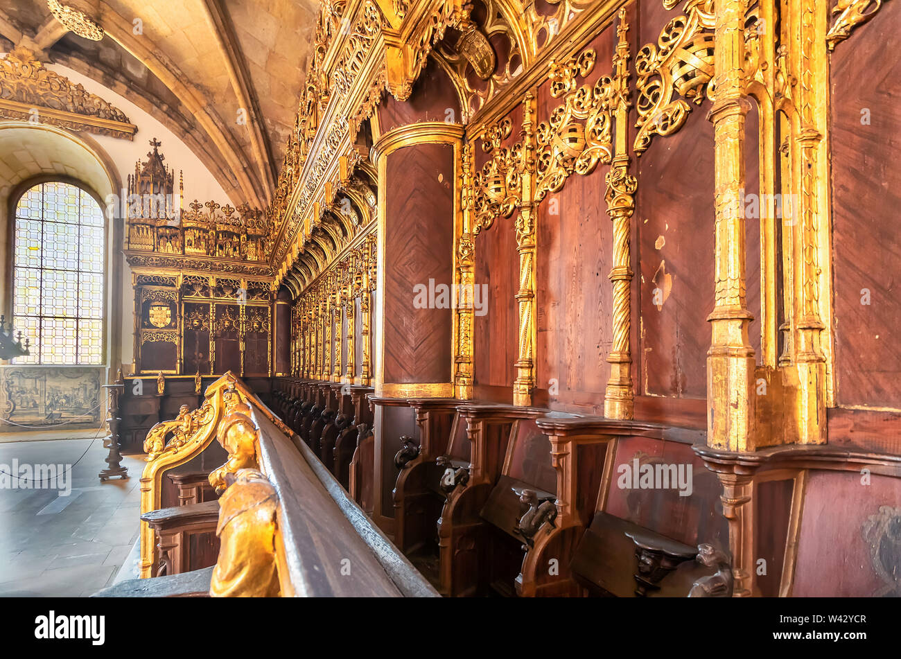 Coro barroco en el interior del Monasterio de Santa Cruz, es un monumento nacional en Coimbra, porque los dos primeros reyes de Foto de stock