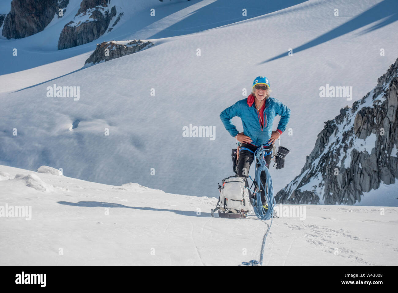 Un alpinista experimentado toma un pack-descanso en lo alto de los Alpes Foto de stock