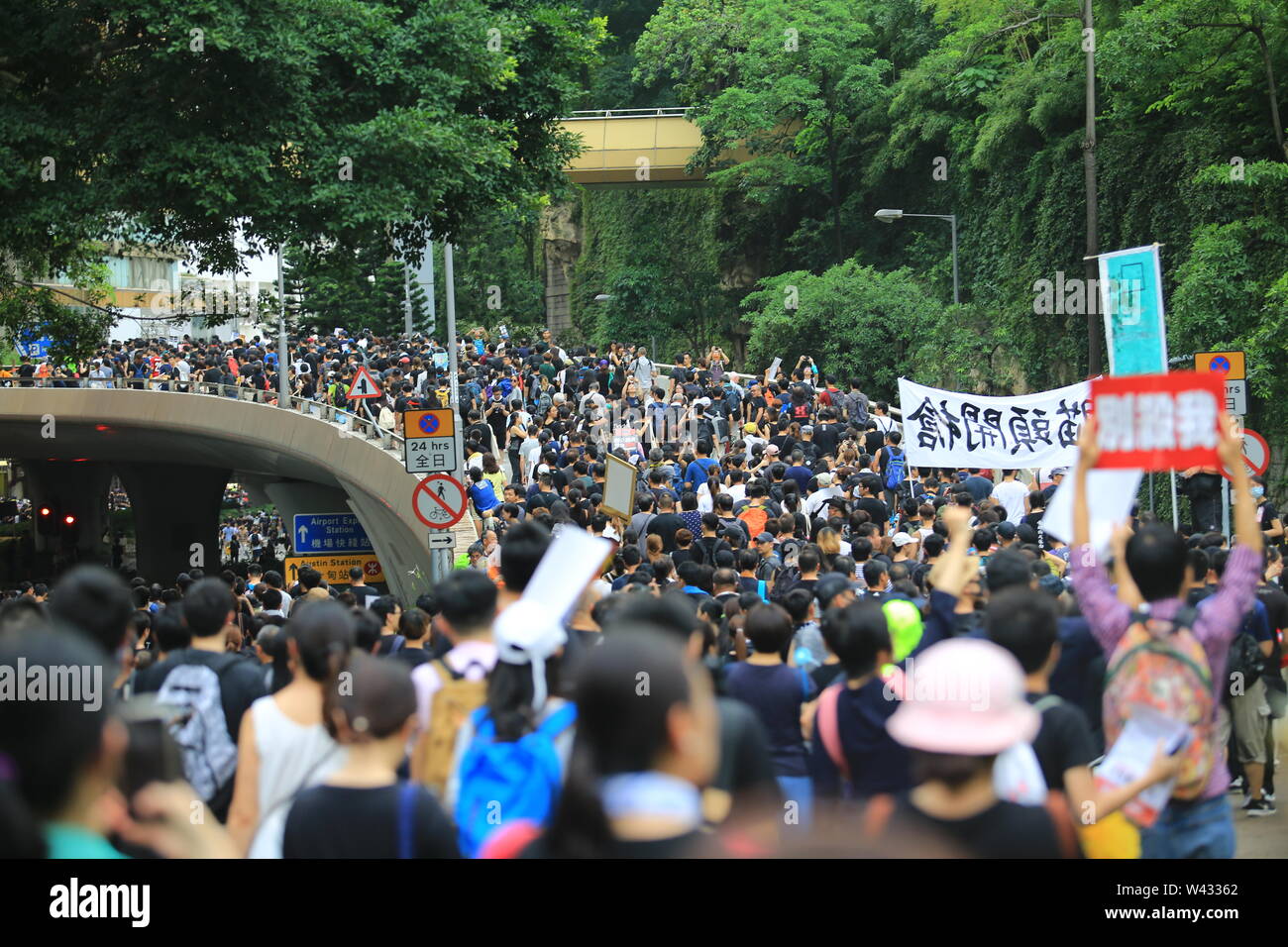 La gente protesta en Kowloon. Más de 50.000 manifestantes tomaron las calles de Kowloon en domingo para oponerse a un polémico proyecto de ley de extradición Foto de stock