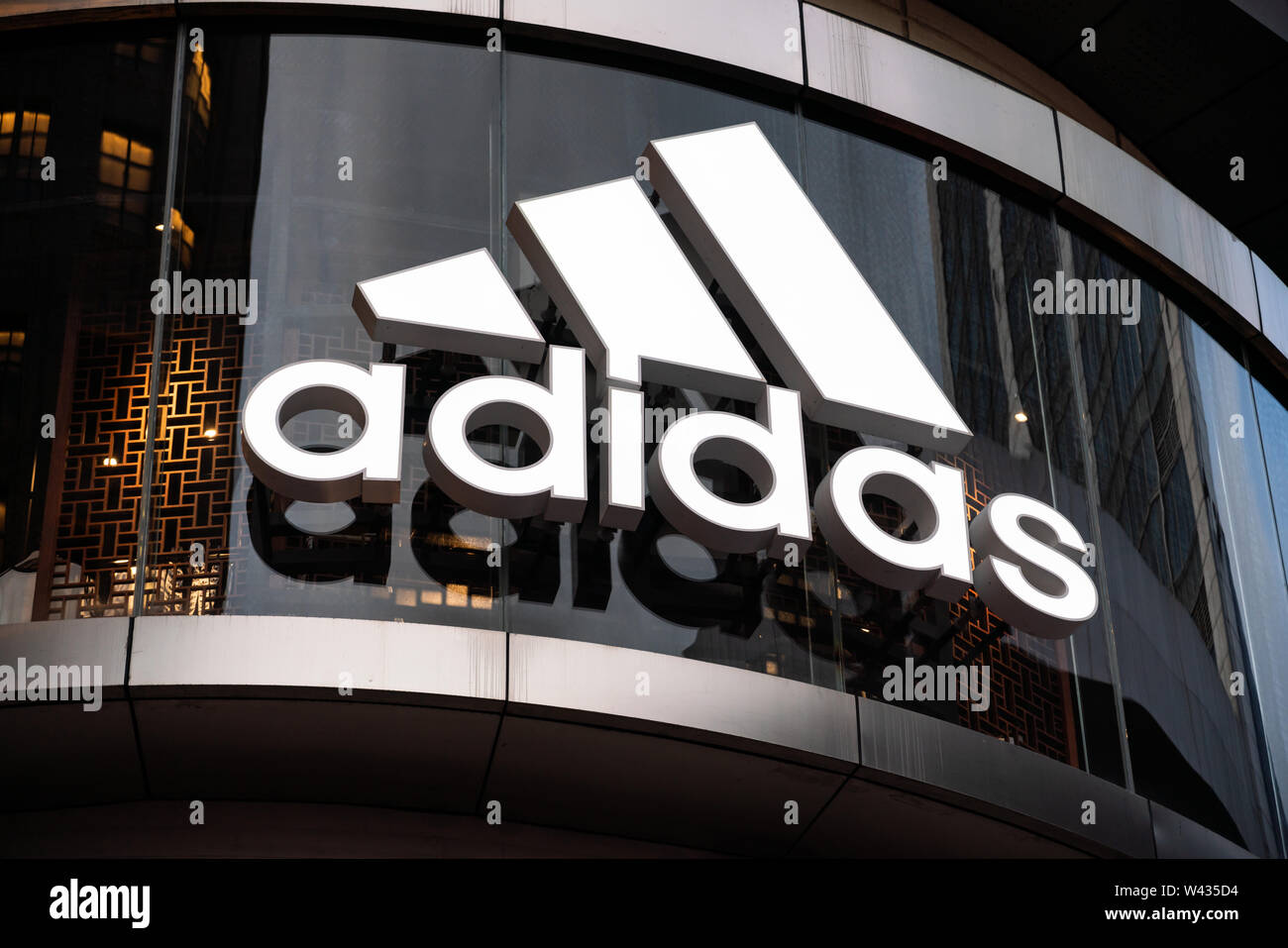 Una corporación multinacional alemana de ropa deportiva Adidas logo visto  en Shangai Fotografía de stock - Alamy