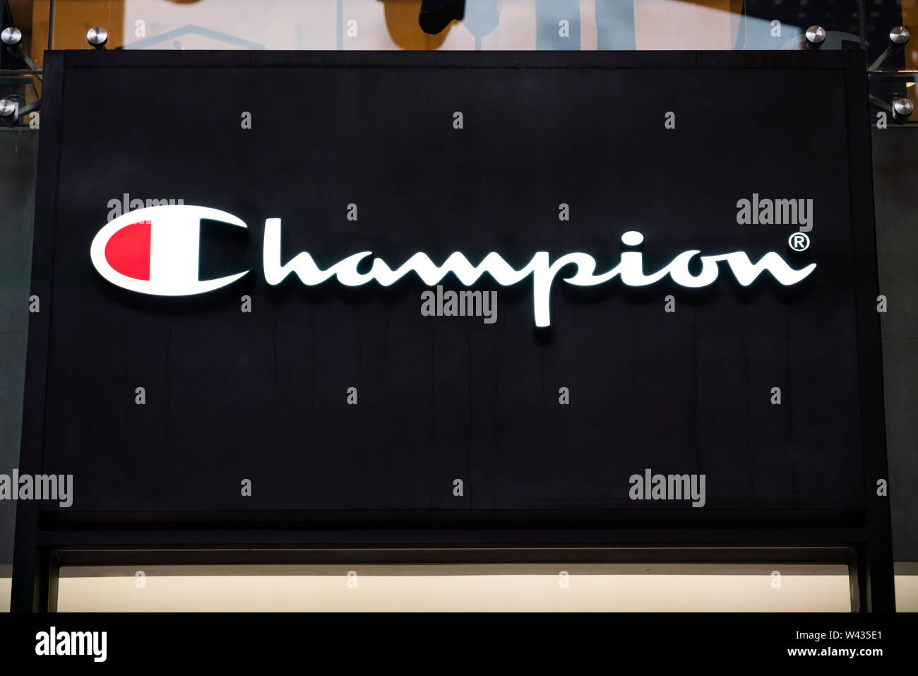 Un fabricante de ropa americana Champion logo visto en Shangai Fotografía  de stock - Alamy