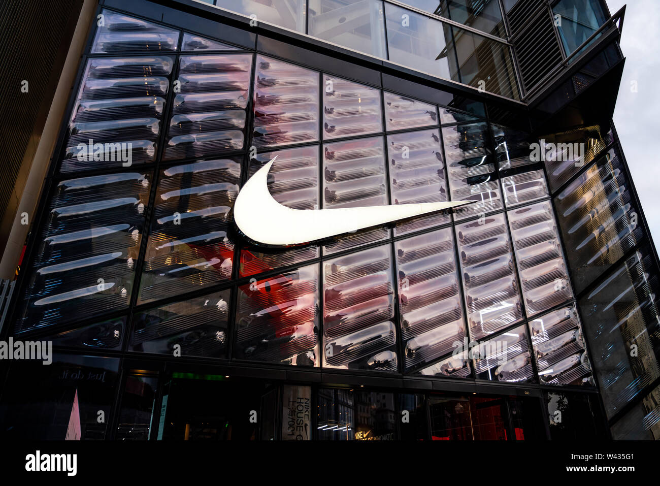 Una corporación multinacional americana logo de Nike Sportswear visto en  Shangai Fotografía de stock - Alamy