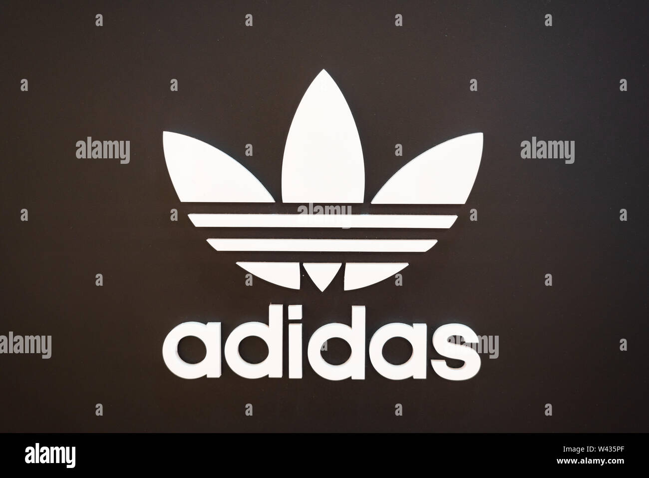 Adidas Originals, una línea de ropa deportiva casual en alemana de ropa deportiva adidas marca, logotipo visto en Shangai Fotografía de stock - Alamy
